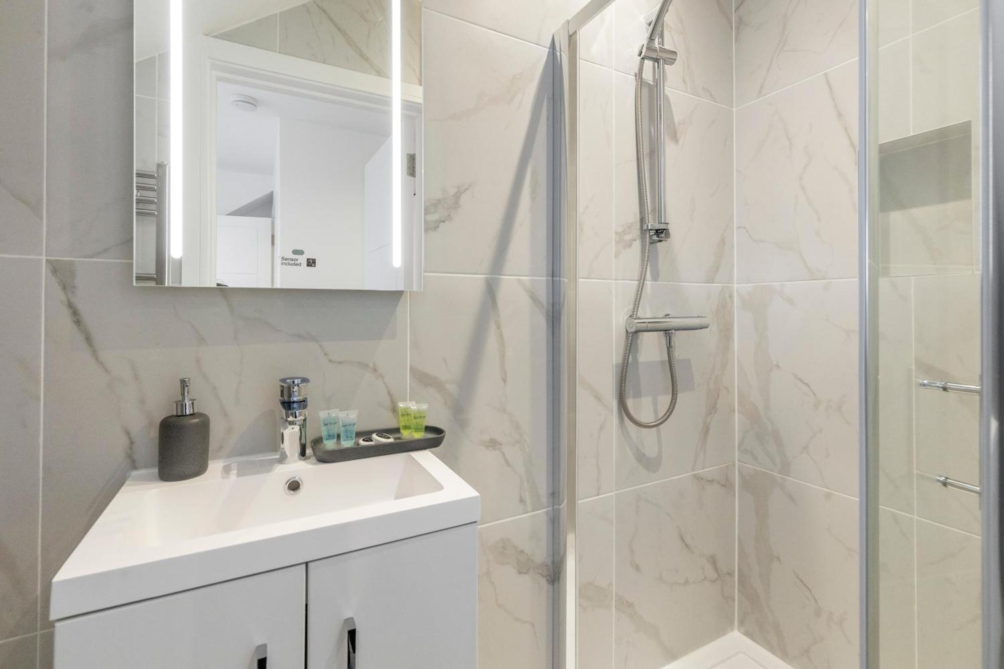 Luxurious 2 Bedroom - Apartment - Central Location ลอนดอน ภายนอก รูปภาพ